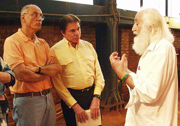 Silvio Santos e Eduardo Suplicy visitam Z Celso no Teatro Oficina em 2004