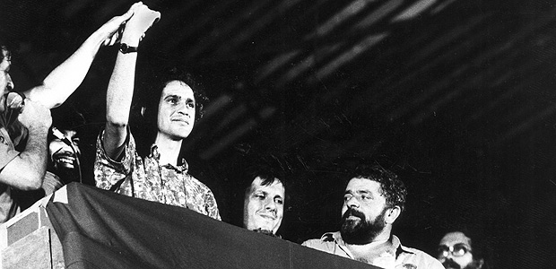 LOCAL DESCONHECIDO, 00-00-1989: O cantor e compositor Caetano Veloso ao lado do político Luiz Inácio Lula da Silva. (Foto: Niels Andreas/Folhapress)