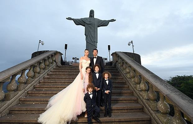 Os noivos Michelle Alves e Guy Oseary e seus filhos em foto de casamento no Corcovado, na tera (24)