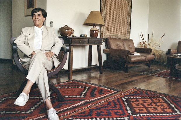 A historiadora Emília Viotti, em sua casa em São Paulo em 1998