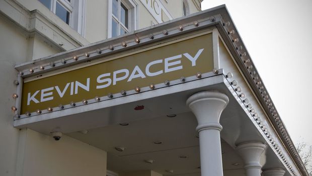 O teatro londrino Old Vic, onde Kevin Spacey foi director artstico por dez anos, instalou linha telefnica confidencial para receber relatos de assdio envolvendo o ator