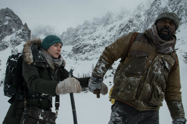 Kate Winslet e Idris Elba em cena do filme 'Depois Daquela Montanha