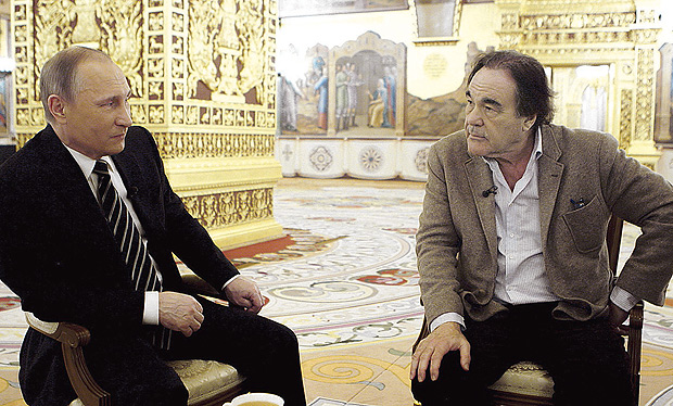 O cineasta Oliver Stone durante filmagem de sua entrevista com o presidente russo, Vladimir Putin, 