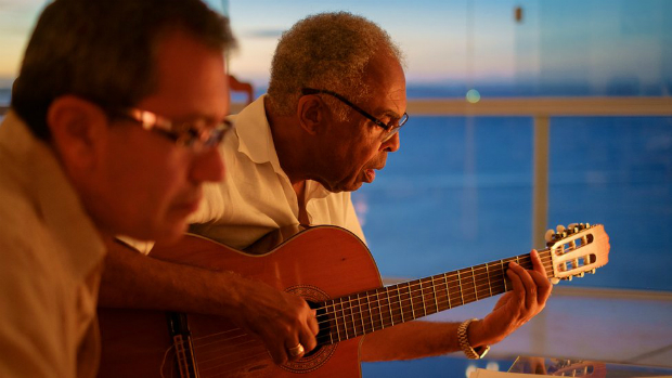 Aldo Brizzi (esq.) e Gilberto Gil em uma das sesses de composio da pera em Salvador