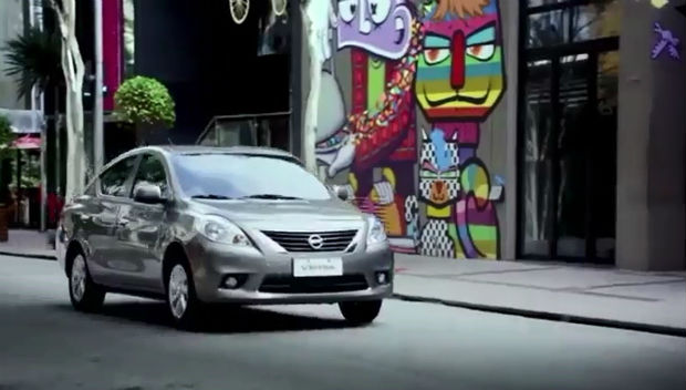 Propaganda da Nissan que mostra carro na frente do grafite dos artistas Chivitz e Michau 