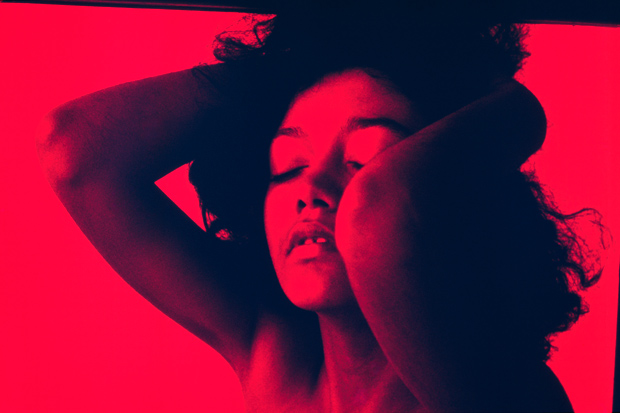 A modelo Snia, retratada por Claudia Andujar com filme infravermelho