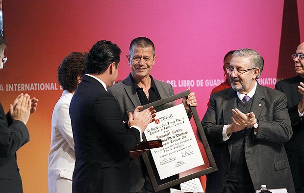 Emmanuel Carrre (ao centro) recebe o prmio da Feira Internacional do Livro de Guadalajara