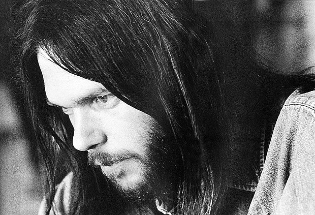 O músico Neil Young, em imagem de 1976