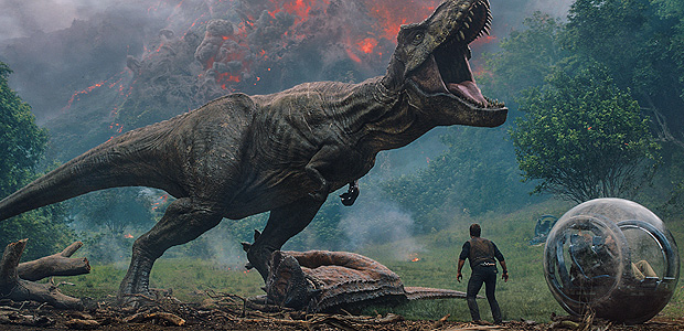 Chris Pratt encara um tiranossauro em cena de 'Jurassic World: Reino Ameaçado', quinto filme da série que chega aos cinemas só em junho de 2018