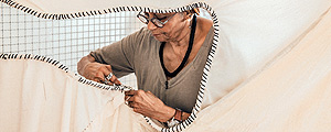 A artista pl�stica S�nia Gomes, 69, trabalha em obra que vai expor na Bienal do Mercosul