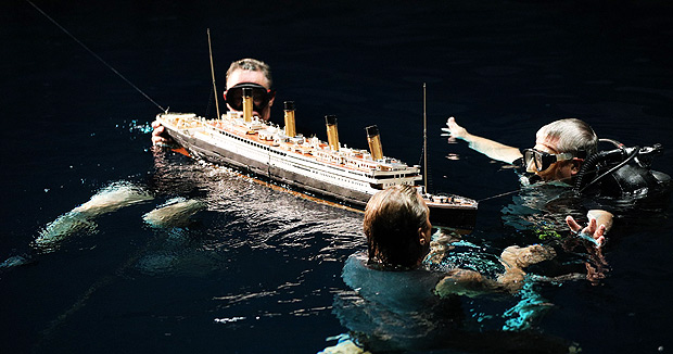 James Cameron (dir.) durante as filmagens de "Titanic"