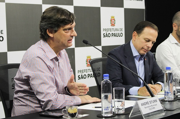 O secretário de Cultura André Sturm (esq.) e o prefeito João Doria (dir.) durante evento de divulgação do Pro-Mac