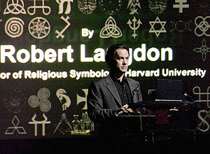 Tom Hanks como o simbologista Robert Langdon 