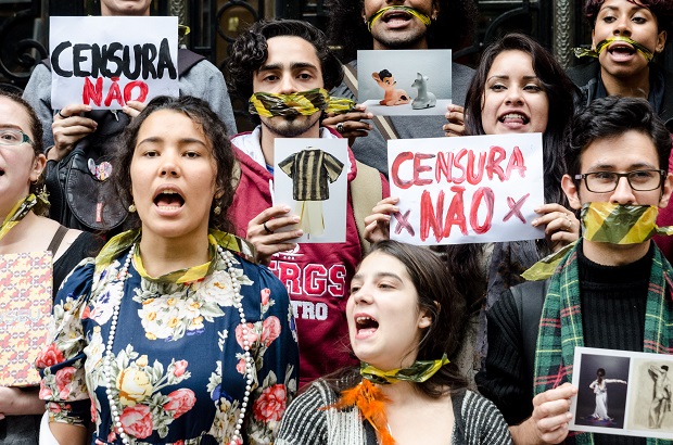 Protesto contra o fechamento da mostra Queermuseu, em frente ao Santander Cultural de Porto Alegre em setembro de 2017 