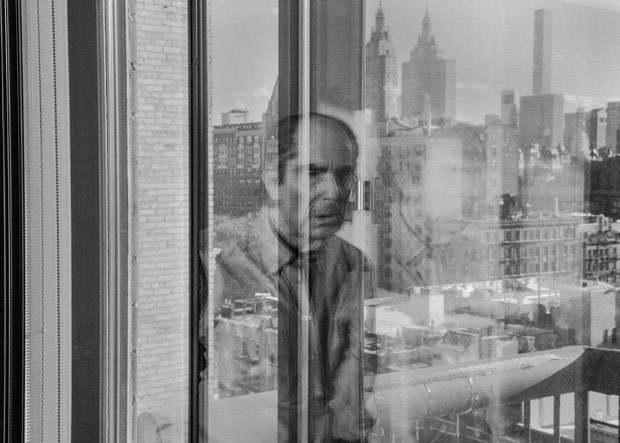 Philip Roth em seu apartamento em Nova York