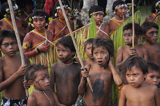 Visitantes de outras aldeias se preparam para a entrada na maloca onde se realizou a Quarta Assembleia da Hutukara Associação Yanomami, em Toototobi (AM)
