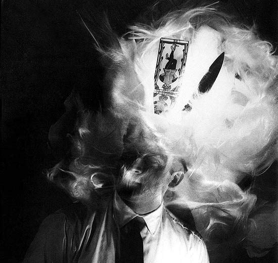 Auto retrato fotográfico de Fernando Lemos, feito nos anos 50, que faz parte de sua produção surrealista
