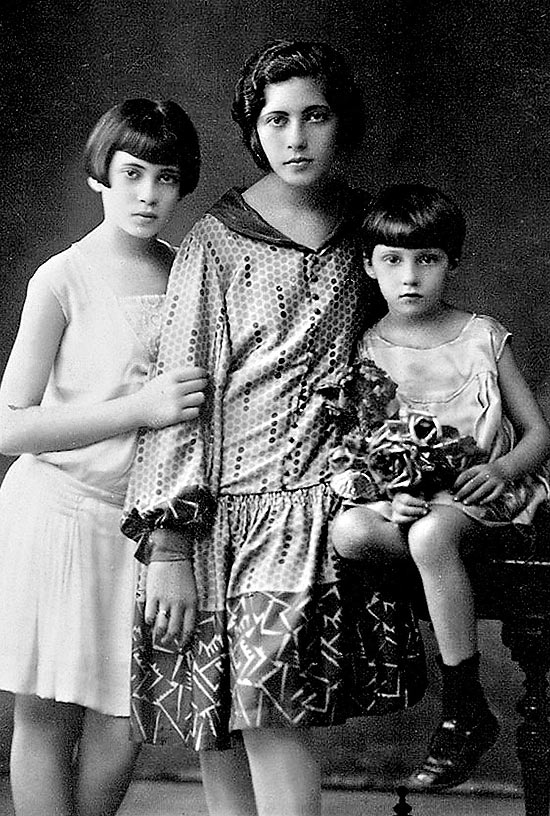 Da esquerda para a direita, as irmãs Tania, Elisa e Clarice Lispector em fotografia tirada na década de 20