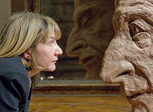 A artista Jane McAdam Freud encara a escultura de sua autoria