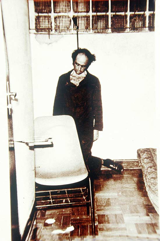 Foto do jornalista Vladimir Herzog em uma cela do DOI-Codi, em 25 de outubro de 1975