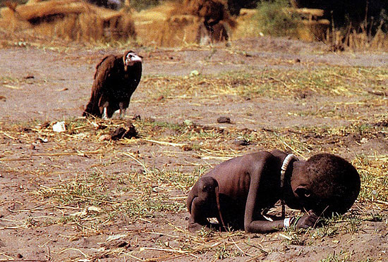 Kevin Carter venceu o Pulitzer de 1994 com a foto de uma criana subnutrida observada por um abutre, no Sudo