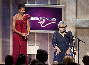 Michelle Obama entrega Prmio BET a Maya Angelou