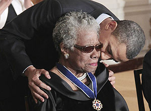 Barack Obama e Maya Angelou em cerimnia na Casa Branca