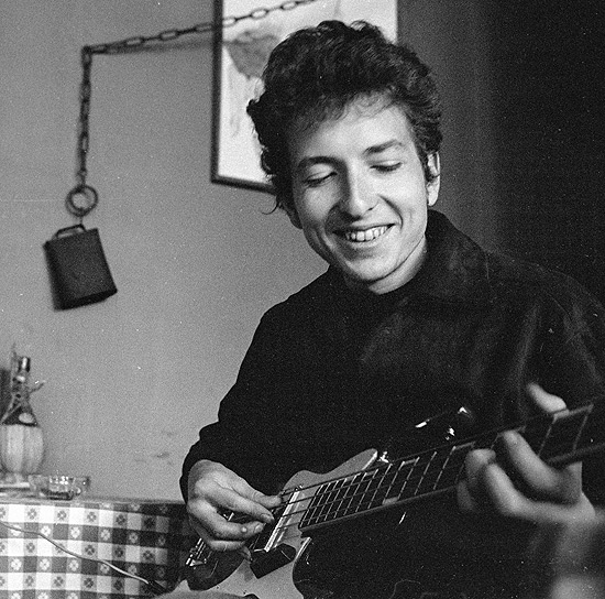 Bob Dylan, ento com 22 anos, toca baixo eltrico em um caf em Woodstock (EUA), em janeiro de 1964