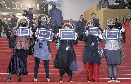 O grupo feminista "La Barbe" (a barba) protesta no domingo (20) no tapete vermelho do 65 Festival de Cannes 