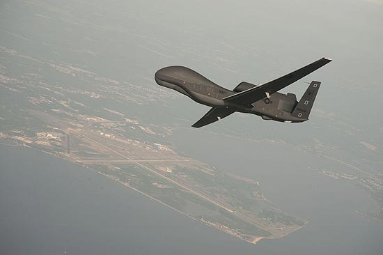 Foto da Marinha americana mostra um drone RQ-4 Global Hawk sendo testado em Patuxent River, Maryland