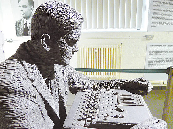 Esttua de Alan Turing no museu de Bletchley Park, na Inglaterra; governo pede perdo por tratamento "chocante"