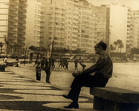 Carlos Drummond de Andrade na praia de Copacabana em setembro de 1972