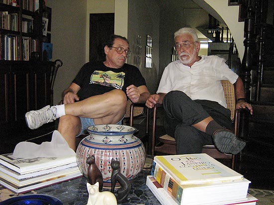 Foto feita durante encontro dos amigos Ruy Castro (dir.) e Ivan Lessa no Rio