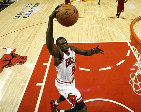 Luol Deng enterra bola em jogo contra o Miami Heat pela NBA