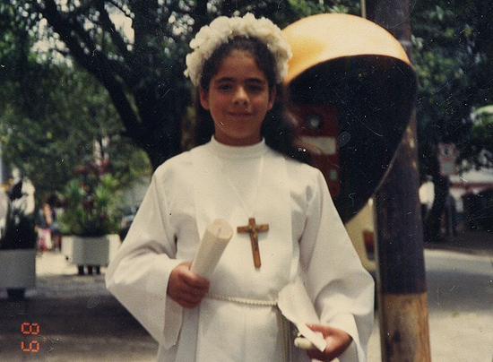 A atriz Martha Nowill, aos oito anos, na primeira comunhão, em 1989