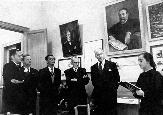 Em visita a Moscou, em 1952, Sinval Palmeira (1  esq.), Graciliano Ramos (de braos cruzados) e Dalcdio Jurandir ( dir. de Graciliano)