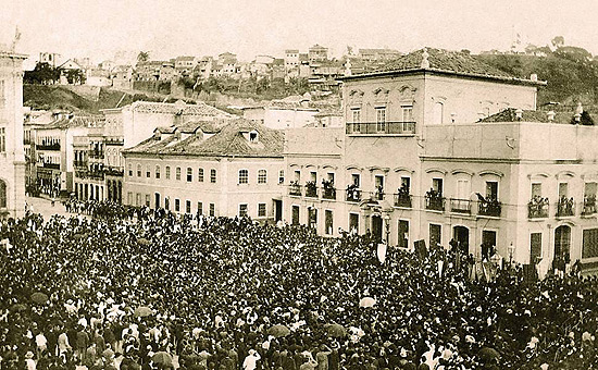 Rio de Janeiro, 1888. Multido concentrada diante do Pao Imperial para a assinatura da Lei urea