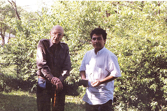 O escritor e compositor brasileiro Rodrigo Garcia Lopes com William Burroughs, em 1991, no Arizona