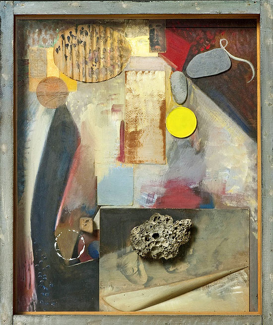 Fotografia da obra "Irgendetwas mit einem Stein" do artista Kurt Schwitters (1887-1948) exposta no Tate de Londres