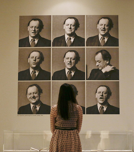 Funcionria do Tate observa srie de fotos de Kurt Schwitters feita quando o artista recitava o poema "Ursonate"