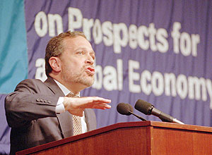 O então secretário do Trabalho dos EUA, Robert Reich fala em conferência sobre globalização da economia em 1996
