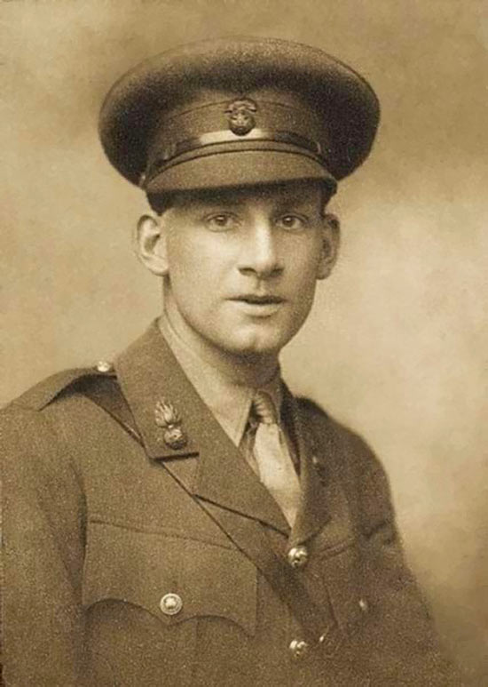 O poeta e capitão do Exército britânico Siegfried Sassoon em foto de George Charles Beresford, em 1915