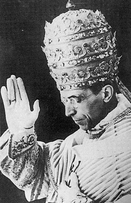 Eugenio Pacelli  coroado papa, com o nome de Pio 12, em 1939