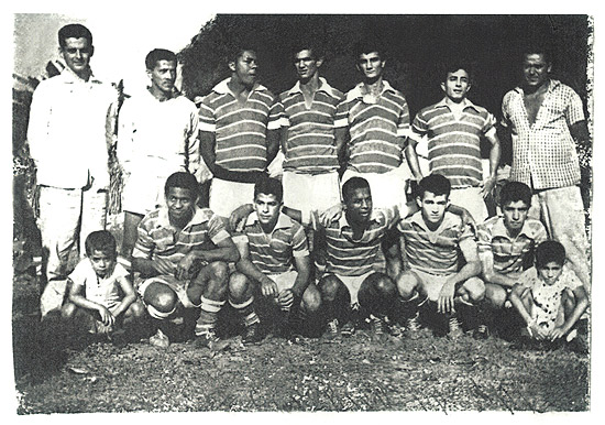 Tom Zé (2º da dir. para a esq. em pé) antes de jogo pelo E. C. Cruzeiro, onde atuava como lateral direito, em 1961 