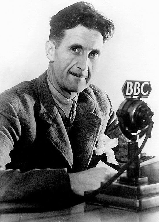 O escritor britnico George Orwell (1903-1950), autor do clssico "1984", posa ao lado de microfone da BBC 