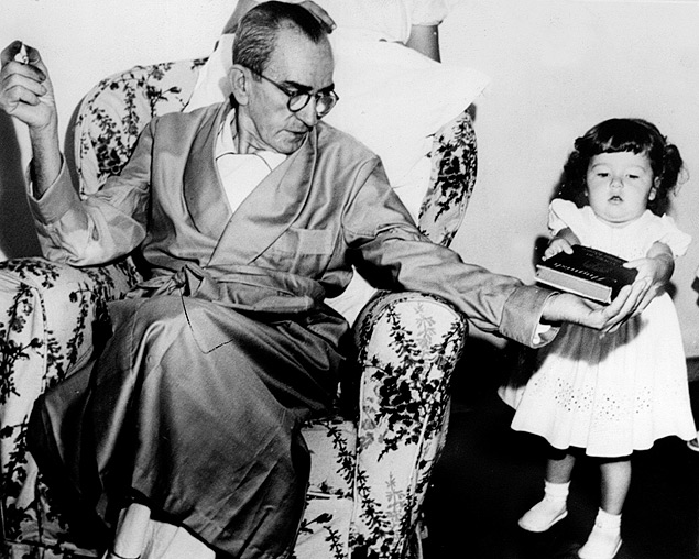 O escritor Graciliano Ramos com a neta em 20 de maro de 1953