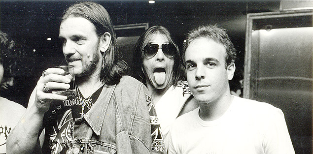 Lemmy Kilmister (esq.) e Würzel, do Motörhead, com André Barcinski, após entrevista da banda no Rio, em 1989
