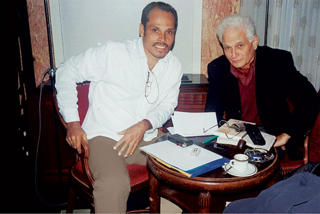 Evando Nascimento e Jacques Derrida no caf do hotel Letetia, em Paris, durante entrevista para a Folha em 2001