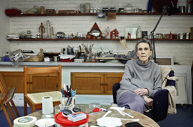 A artista Leonora Carrington (1917-2011) posa para a fotógrafa Adriana Zehbrauskas em sua casa, no México, em 2006