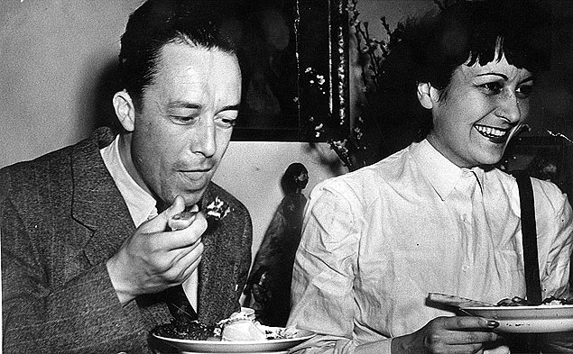 Ao lado de Lina Bo Bardi, Albert Camus come feijoada na casa de Oswald de Andrade, em 1949